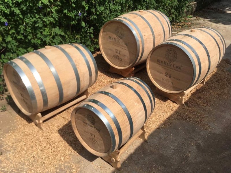 Bảo quản rượu ngâm lâu năm trong chum gỗ sồi.