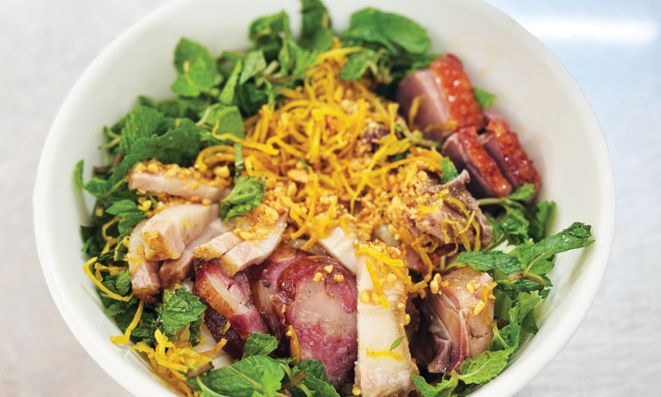 Phở chua Cao Bằng có gì đặc biệt? Nguyên liệu và cách ăn 1 Phở chua Cao Bằng là món trộn, trong đó mỗi thành phần được chế biến riêng trước khi kết hợp.